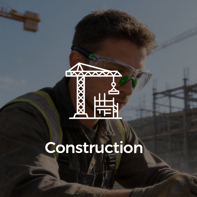 Trabajador de construcción usando gafas de seguridad